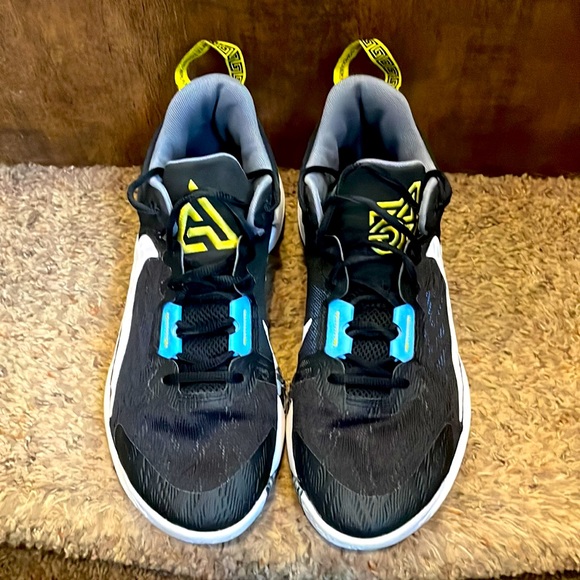 Men’s 9 Giannis Basketball Shoes - Picture 3 of 3